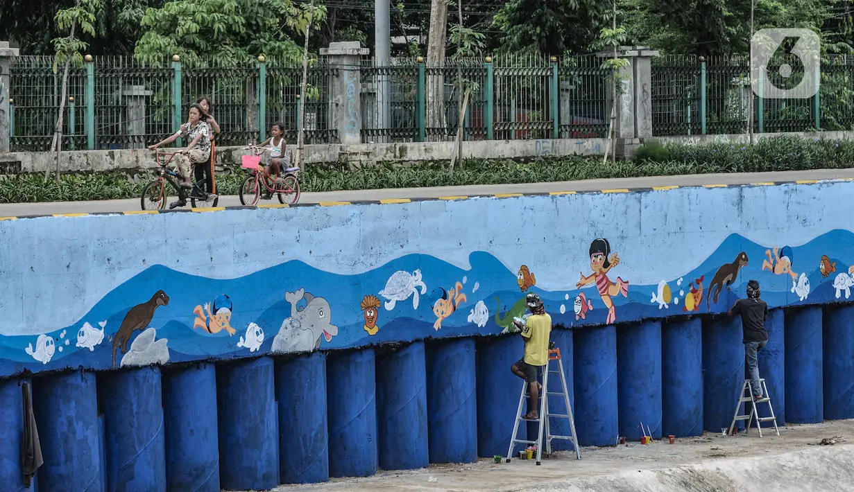 Anak-anak bersepeda di dekat seniman yang tengah menyelesaikan pembuatan mural di turap Kanal Banjir Barat, Jakarta, Rabu (13/1/2021). Pembuatan mural ini bertemakan "Kehidupan Sungai" ini dikerjakan oleh seniman dari Komunitas Mural Depok. (merdeka.com/Iqbal S. Nugroho)
