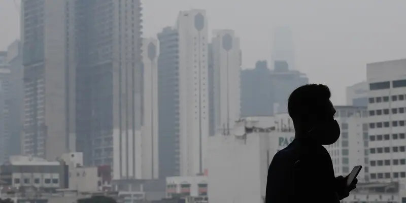 Diselimuti Kabut Asap, Warga Malaysia Beraktivitas Pakai Masker