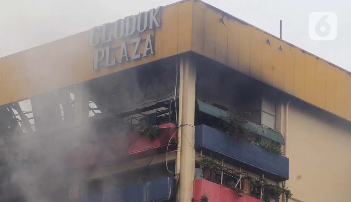 Hingga Kamis 16 Januari 2025 pagi, meski api belum sepenuhnya padam, petugas berupaya melakukan upaya penyisiran pencarian korban. (Magang/Liputan6.com/Muhammad Rizal)