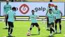 Para pemain timnas Portugal menghadiri sesi latihan di kamp pelatihan "Cidade do Futebol" di Oeiras, pinggiran Lisbon, Rabu (8/6/2022). Portugal akan menjamu Republik Ceko pada matchday 3 Grup 2 UEFA Nations League A 2022/2023 di Estadio Jose Alvalade, Jumat 10 Juni 2022 dini hari WIB. (PATRICIA DE MELO MOREIRA / AFP)