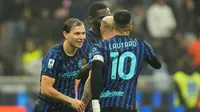 Nicolo Barella (kiri) merayakan bersama rekan setimnya setelah mencetak gol keempat Inter Milan dalam laga Serie A melawan Cremonese di Stadion San Siro, Milan, Italia, Sabtu, 4 Oktober 2025. (AP Photo/Luca Bruno)