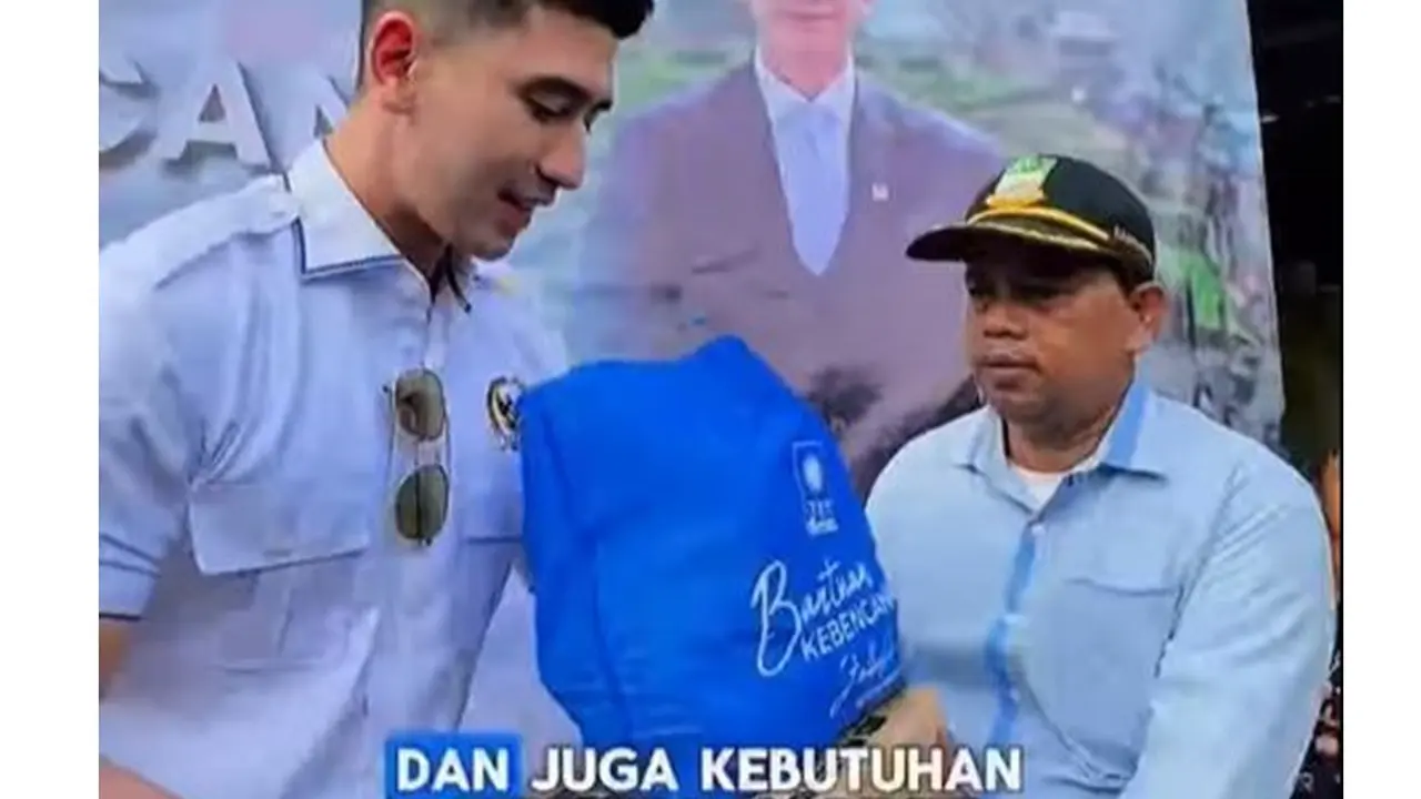 6 Potret Verrell Bramasta Ngabuburit Tinjau Banjir Bekasi, Bantu Warga Terdampak