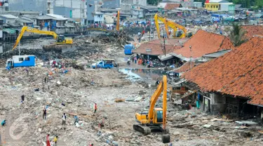 Kondisi bangunan rumah pasca pembongkaran permukiman pada senin kemarin, Jakarta, Selasa (12/4/2016). Pemprov DKI bongkar ratusan rumah di wilayah pasar ikan untuk revitalisasi Museum Bahari dan Pelabuhan Sunda Kelapa. (Liputan6.com/Yoppy Renato)