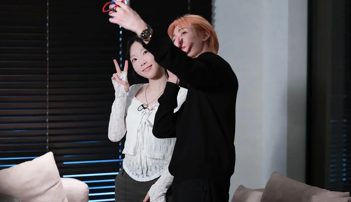 BamBam sangat gugup menjelang kedatangan Taeyeon. Hingga ketika pelantun lagu "I" ini akhirnya menginjakkan kaki di rumahnya, kecemasannya tidak berhenti. Bahkan dia tergagap saat menyapa sang idola. (Foto: Instagram/ bambam1a)