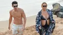 Mariah Carey telah mengakui kabar perselingkuhannya dengan Bryan Tanaka, seorang pelatih koreografernya. Pengakuannya terlihat dengan potret kemesraan keduanya yang sedang berlibur di pantai. (doc.dailymail.com)