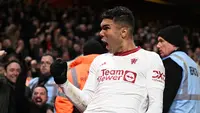 Pemain Manchester United, Casemiro melakukan selebrasi setelah mencetak gol penentu kemenangan timnya ke gawang Nottingham Forest pada laga putaran kelima Piala FA 2023/2024 di The City Ground, Nottingham, Inggris, Kamis (29/02/2024) WIB. (AFP/Oli Scarff)