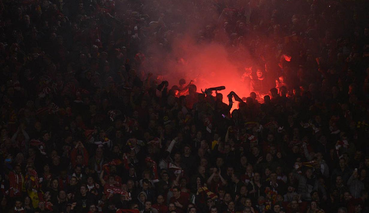 Supporter Liverpool merayakan gol kemenangan yang dicetak Dejan Lovren ke gawang Dortmund pada laga Liga Europa di Stadion Anfield, Inggris, Jumat (15/4/2016) dini hari WIB. Liverpool berhasil lolos ke babak semifinal. (AFP/Oli Scarff)