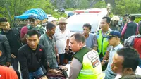 Evakuasi korban kecelakaan maut mobil masuk jurang di Kabupaten Kampar. (Liputan6.com/M Syukur)