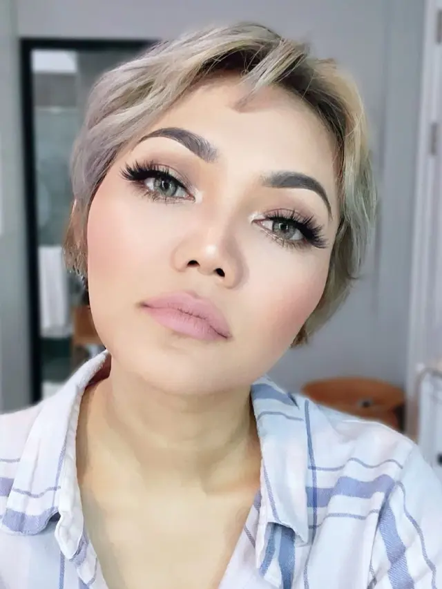 6 Potret Terbaru Rina Nose dengan Rambut Super Pendek, Bikin Pangling