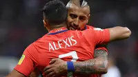 Striker Chile yang membela Arsenal, Alexis Sanchez, merayakan gol bersama Arturo Vidal pada duel Piala Konfederasi 2017, Kamis (22/6/2017). Vidal menyambut baik kedatangan Sanchez ke Bayern Munchen. (AFP/Franck Fife)