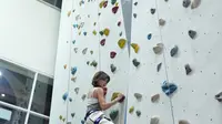 Potret Sabrina Chairunnisa Coba Tantangan Wall Climbing