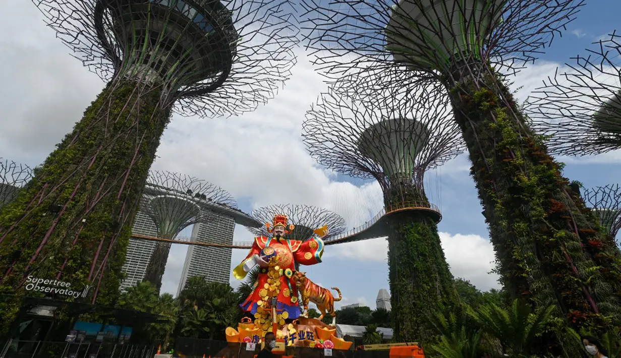 Patung lentera Dewa Keberuntungan untuk perayaan Tahun Baru Imlek yang akan datang di Gardens by the Bay Supertree Grove, Singapura, 18 Januari 2022. (Roslan RAHMAN/AFP)