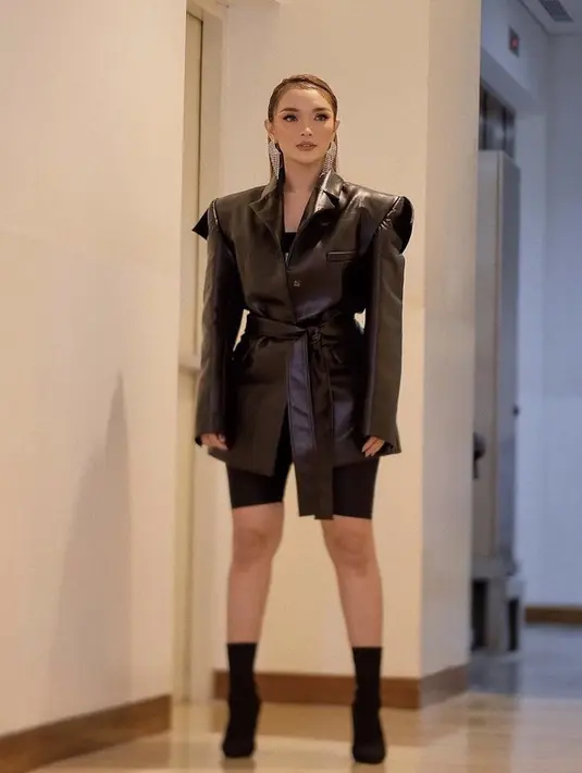 Zaskia Gotik bertransformasi menjadi sosok yang stylish. Baru-baru ini rambutnya pun diubah, membuatnya tampak seperti Barbie. Kali ini ia mengenakan blazer kulit hitam lengkap dengan beltnya. @zaskia_gotix