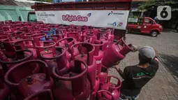Pekerja menata tabung gas elpiji di salah satu agen di Rawasari, Jakarta, Selasa (12/7/2022). Ditengah kenaikan harga gas LPG nonsubsidi seperti Bright Gas dan tabung elpiji 12 kg, Manajemen PT Pertamina Patra Niaga memastikan harga untuk LPG subsidi 3 kg tidak mengalami kenaikan atau tetap. (Liputan6.com/Faizal Fanani)