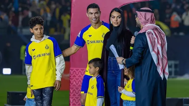 6 Potret Gaya Georgina Rodriguez Dampingi Cristiano Ronaldo Penyambutan di Al-Nassr, Tampil Anggun dalam Busana Tertutup