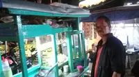 Penjual bakso gerobak, Nadi memilih untuk berjualan ketimbang mudik lebaran. (Liputan6.com/Muhamad Husni Tamami)