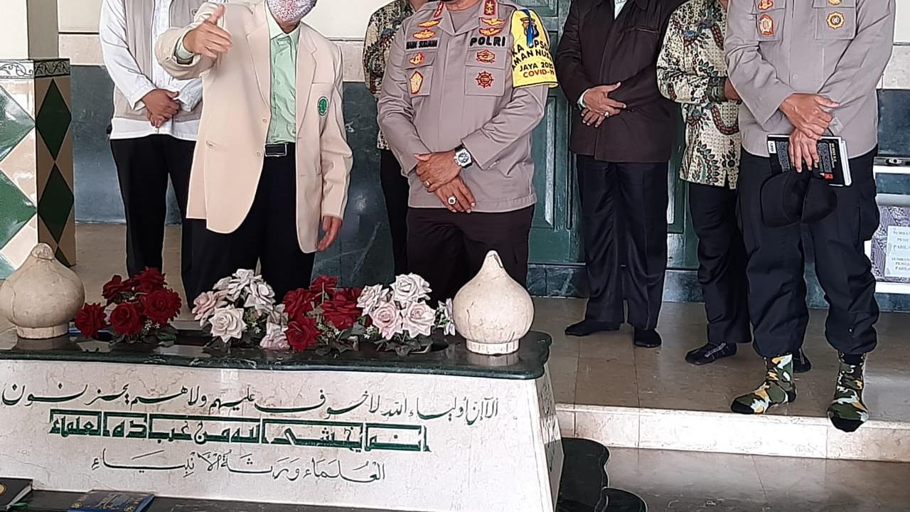 Kapolda Metro Jaya, Irjen Pol Nana Sudjana meninjau pelaksanaan rapid test Covid-19 massal di Pondok Pesantren (Ponpes) At-Taqwa Pusat di Ujung Harapan, Babelan, Kabupaten Bekasi, Jawa Barat, Selasa (4/8/2020).