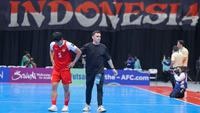 Pemain Timnas Futsal Indonesia, Israr Megantara (kiri) bersama pelatih Hector Souto Vazquez usai berlaga melawan Iran pada final Piala Asia Futsal 2026 di Indonesia Arena, Kompleks Gelora Bung Karno, Senayan, Jakarta, Sabtu (7/2/2026). Kalah dalam drama adu penalti, Timnas Futsal Indonesia harus puas finis sebagai runner-up Piala Asia Futsal 2026. (Bola.com/Bagaskara Lazuardi)