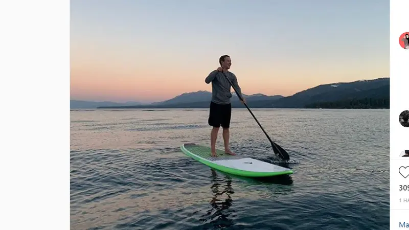 Mark Zuckerberg menikmati matahari terbenam di atas paddle di Danau Tahoe.