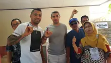 Beto Goncalves dan Esteban Vizcarra setelah ikut berpartisipasi pada Pilkada Sumsel 2018. (Bola.com/Riskha Prasetya)
