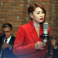 Sejak lama Tata Janeeta bersahabat dengan Maia Estianty. Apalagi, saat itu pernah satu manajemen. Untuk proyek barunya, Tata mengandeng musisi Maia sebagai produser. (Deki Prayoga/Bintang.com)