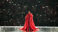 Rihanna tampil pada acara turun minum pertandingan sepak bola NFL Super Bowl 57 antara Kansas City Chiefs dan Philadelphia Eagles di Glendale, Arizona, Amerika Serikat, 12 Februari 2023. Penyanyi sekaligus pebisnis asal Barbados ini membawakan sederet hitsnya seperti "B*tch Better Have My Money", "Diamonds", hingga "Work". (AP Photo/Charlie Riedel)