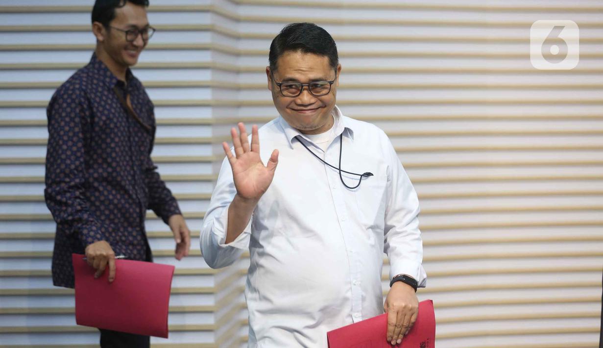 Uang ini diduga merupakan hasil pemerasan atau suap terkait proses pengisian perangkat desa (perades) dan jual beli jabatan di tingkat desa. Tampak dalam foto, Plt Deputi Penindakan dan Eksekusi Komisi Pemberantasan Korupsi (KPK), Asep Guntur Rahayu (kanan) sesaat sebelum membacakan rilis penetapan tersangka sekaligus penahanan Bupati Pati Sudewo di Gedung Merah Putih Komisi Pemberantasan Korupsi (KPK), Jakarta, Selasa (20/1/2026). (Liputan6.com/Helmi Fithriansyah)