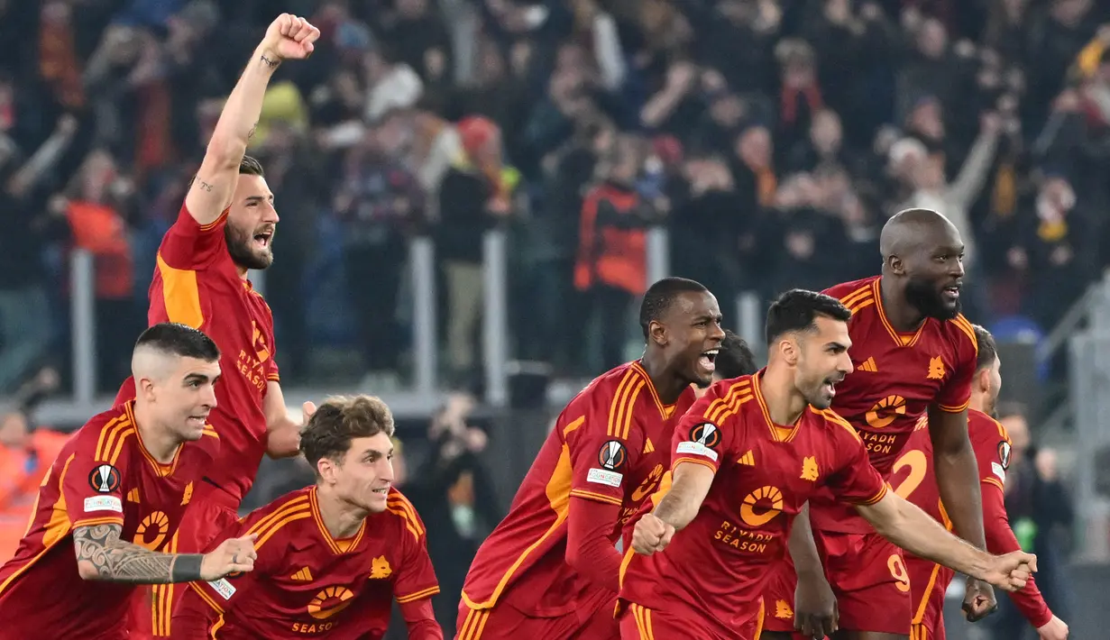 AS Roma lolos melaju ke 16 besar Liga Liga Europa 2023/2024 usai menyingkirkan Feyenoord lewat drama adu penalti (4-2). (Alberto PIZZOLI/AFP)