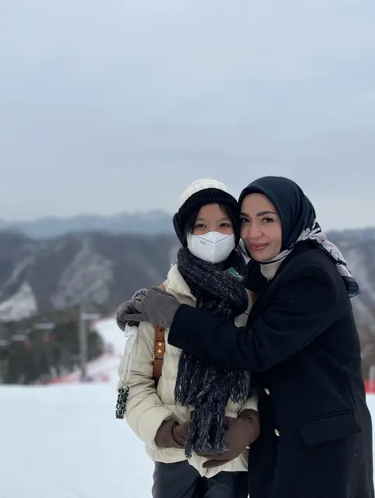 Mereka juga tampak melihat salju di Sky Resort Korea yang sangat indah dan membuat mereka beku kedinginan. Dalam sejumlah potret, Imel dan Aqila yang sudah remaja terlihat kompak dalam berbagai momen, bak sahabat .(Liputan6.com/IG/@imelpc)
