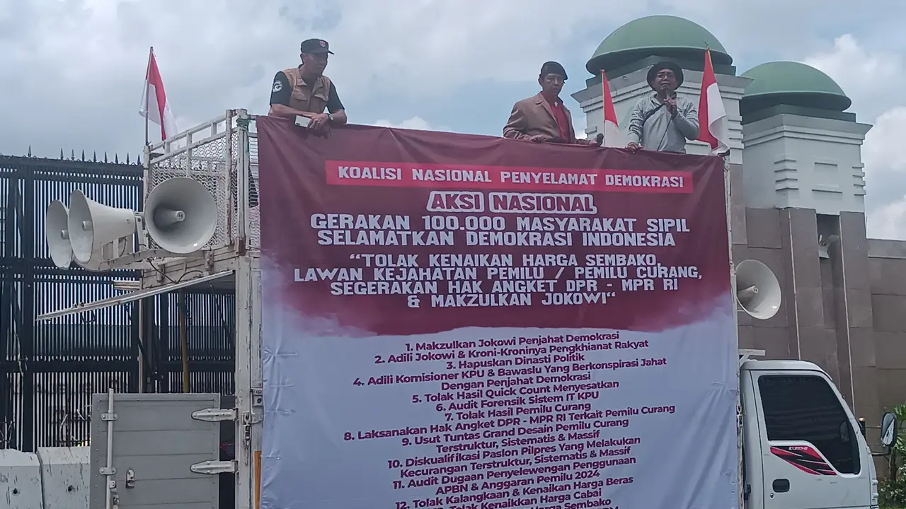 Demo di depan Gedung DPR, Selasa (5/3/2024).