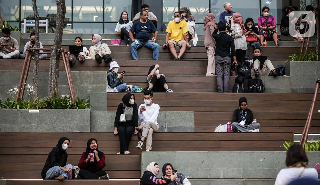 Sejumlah warga bersantai di kawasan Jalan Thamrin, Jakarta, Selasa (17/5/2022). Presiden Joko Widodo atau Jokowi mengatakan, masyarakat diperbolehkan tidak menggunakan masker jika sedang beraktivitas di luar ruangan atau area terbuka yang tidak padat orang. (Liputan6.com/Faizal Fanani)
