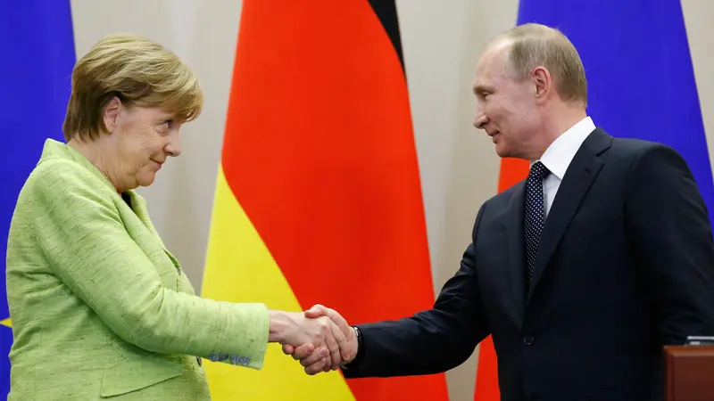 Kanselir Jerman Angela Merkel dan Presiden Rusia Vladimir Putin-AP-20170502