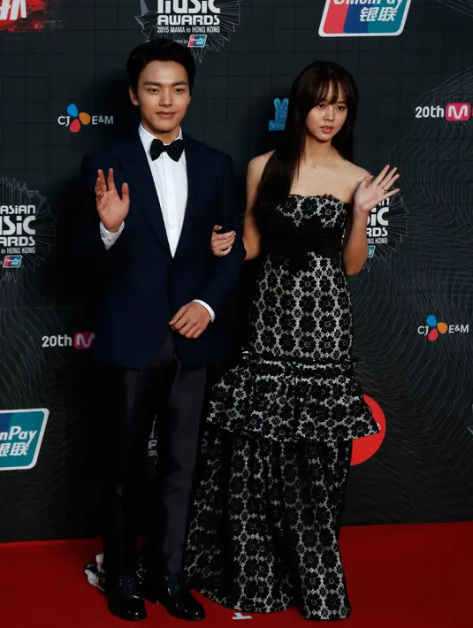 Aktor Korea Selatan Yeo Jin Goo dan aktris Kim So- hyun berpose di karpet merah Mnet Asian Music Awards (MAMA) 2015 di Hong Kong, Rabu (2/12). (REUTERS/Bobby Yip)