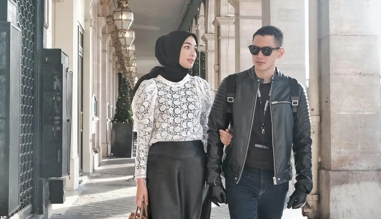 Nikmati waktu berdua tanpa Baby Athar, tak sedikit warganet yang turut senang melihat keharmonisan pasangan yang terpaut usia 9 tahun ini setelah dua kali rumah tangga Citra Kirana dan Rezky Aditya diterpa isu tak sedap. Netizen berharap jika cinta pasangan ini tetap kokoh meski permasalahan soal masa lalu datang menghampiri rumah tangga Citra dan Rezky Aditya. (Liputan6.com/IG/@thereal_rezkyadhitya)
