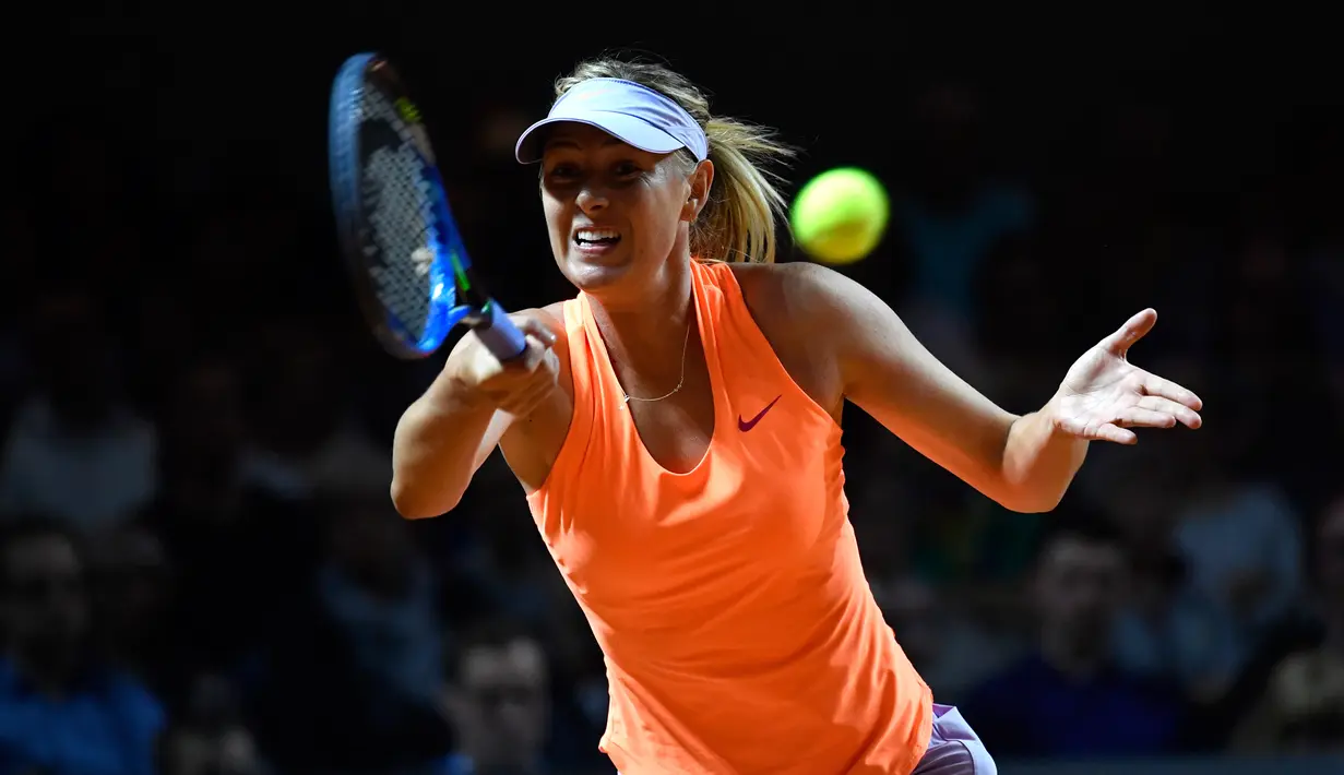 Maria Sharapova berusaha memukul bola saat melawan Roberta Vinci di pertandingan putaran pertama Grand Prix WTA di Stuttgart, Jerman (26/4). Sharapova sebelumnya terkena hukuman larangan bertanding akibat terjerat kasus doping. (AFP Photo/Thomas Kienzle)