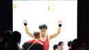 Lifter kelahiran Makassar 21 tahun lalu ini pun sukses merebut medali emas dengan total angkatan 345 kg, mengungguli lifter Thailand, Anucha Doungsri dengan 321 kg dan lifter Malaysia, Muhammad Erry Hidayat dengan 316 kg yang harus puas dengan medali perak dan perunggu. (Bola.com/Ikhwan Yanuar)