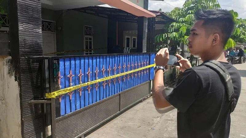 Rumah tempat ayah bunuh anak dipasang garis polisi sebagai tanda masih dalam penyelidikan kepolisian.