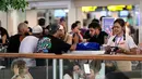 Di Bandara I Gusti Ngurah Rai, Bali, hingga Senin 2 Maret 2026 pukul 13.00 Wita, terdapat total 15 penerbangan rute internasional yang mengalami pembatalan penerbangan. Tampak dalam foto, para penumpang menunggu di tengah gangguan penerbangan akibat serangan Israel-Amerika Serikat terhadap Iran, di Bandara Internasional I Gusti Ngurah Rai, Bali, pada Senin 2 Maret 2026. (SONNY TUMBELAKA/AFP)