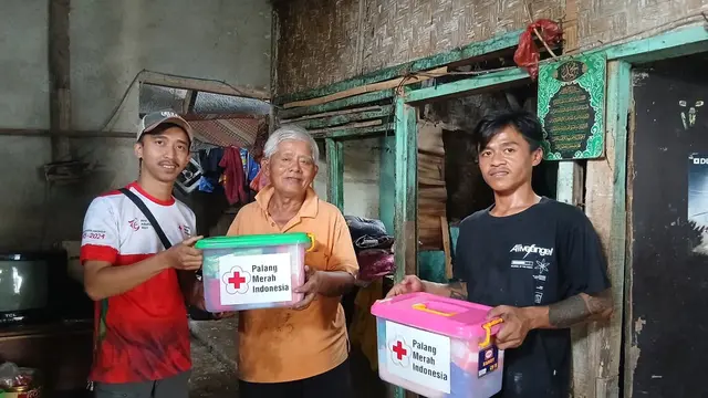 PMI Kota Sukabumi saat memberikan bantuan sosial bagi korban kebakaran di Kampung Baksir, RT 01 RW 03, Kelurahan Benteng, Kecamatan Warudoyong, Kota Sukabumi. (Liputan6.com/Istimewa).