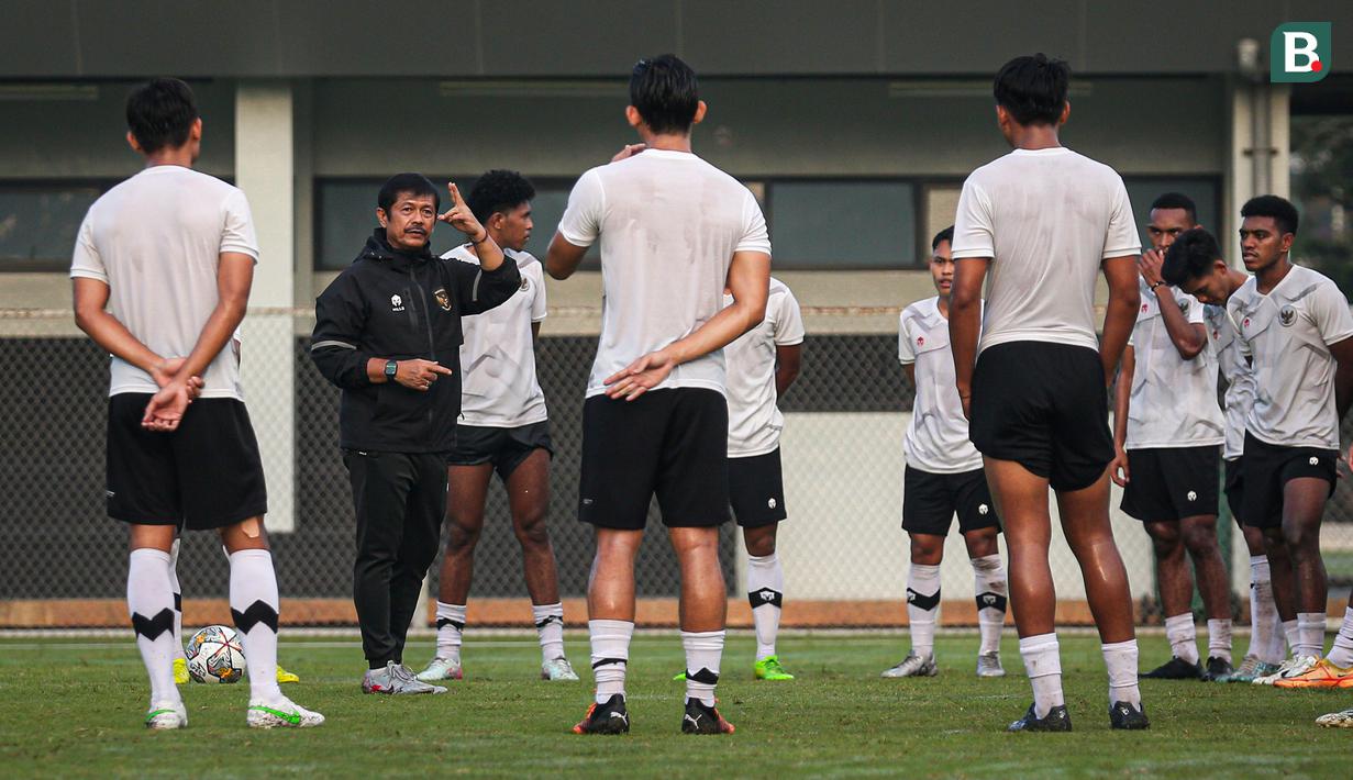 Pelatih Kepala Timnas Indonesia U-22, Indra Sjafri memberikan instruksi ke pemainnya saat melakukan pemusatan latihan untuk SEA Games 2023 di Lapangan B Kompleks Stadion Gelora Bung Karno (SUGBK), Senayan, Jakarta, Sabtu (11/03/2023). Sebanyak 17 nama pemain baru bergabung untuk menjalani pemusatan latihan gelombang kedua ini yang berlangsung dari 9-16 Maret 2023. (Bola.com/Bagaskara Lazuardi)