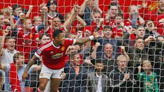 Pemain Manchester United, Memphis Depay merayakan gol yang dicetaknya ke gawang Sunderland pada laga Liga Inggris di Stadion Old Trafford, Manchester, Sabtu (26/9/2015). MU berhasil menang 3-0. (Action Images via Reuters/Jason Cairnduff)