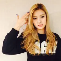 Sonamoo memang tidak seberapa terkenal seperti SNSD, namun girlband ini punya rapper yang sangat berbakat. Ia adalah D.ana. Tak hanya punya wajah yang cantik, ia juga punya skill rap yang patut diacungi jempol. (Foto: soompi.com)