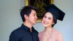 Selain bangga bisa menyelesaikan studinya, wanita 22 tahun itu mengaku bersyukur bisa ditemani langsung Arbani Yasiz. Keduanya terlihat kompak, bahkan aktor 28 tahun itu juga ikut bangga sang kekasih bisa meraih gelar sarjana. (Liputan6.com/IG/@raissarmdhn).