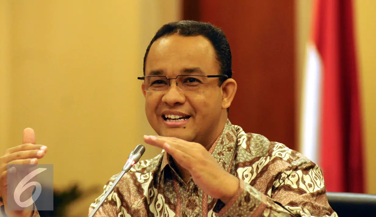 Mendikbud, Anies Baswedan (kiri) memberikan pernyataan di Gedung Kemendikbud, Jakarta, Kamis (8/10/2015). Anies memberikan beberapa pernyataan seputar 50 thn SEAMEO (Organisasi Menteri Pendidikan Se Asia Tenggara). (Liputan6.com/Helmi Fithriansyah)