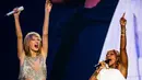 Aksi panggung Taylor Swift berduet dengan Mary J. Blige selama Taylor Swift 1989 World Tour Live In Los Angeles di Staples Center, Los Angeles, California, US, (22/8/2015). (AFP/ Christopher Polk)