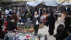 Warga Palestina yang mengungsi berbelanja di kios-kios pasar jalanan sekitar kamp pengungsi Nuseirat, Jalur Gaza tengah, pada Rabu 18 Maret 2026. Meski berada dalam situasi sulit dan di tengah reruntuhan, pasar jalanan sekitar kamp pengungsi Nuseirat, Jalur Gaza tengah, tetap ramai dikunjungi warga Palestina yang mengungsi. (Eyad Baba/AFP)