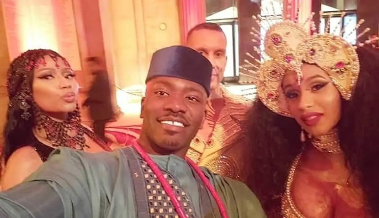 Bahkan Cardi B dan Nicki Minaj pun sudah melakukan selfie bersama saat Met Gala. (VladTV)