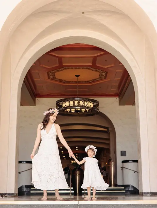 Setelah resmi cerai dengan David Herbowo 14 Juli lalu, Shandy bersama sang buah hati menikmati liburan di Honolulu, Hawai hingga LA, California. Melalui akun instagramnya, Shandy kerap membagikan momen liburannya. [Instagram/shandyaulia]