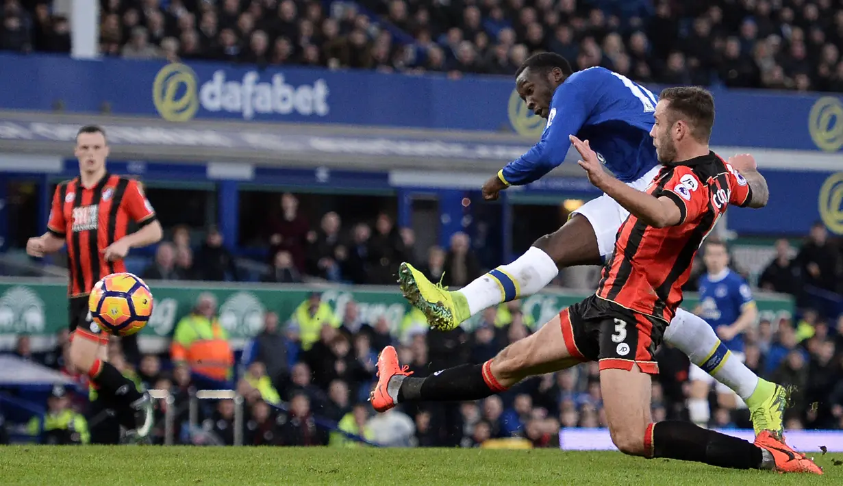 Romelu Lukaku. Striker Everton ini mencetak quattrick di pekan ke-24 Liga Inggris musim 2016/2017 saat menghadapi tamunya Bournemouth yang berkesudahan 6-3, 4 Februari 2017. Total 25 gol dicetaknya di musim tersebut dan membawanya menempati posisi kedua top skor di bawah Harry Kane. (AFP/Oli Scarff)