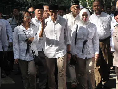 Calon Wakil Gubernur (Cawagub) DKI Jakarta, Sandiaga Uno bersama istri dan anaknya berjalan menuju lokasi untuk menggunakan hak pilihya dalam Pilkada Putaran kedua di TPS 01, Kebayoran Baru, Jakarta, Rabu (19/4). (Liputan6.com/Helmi Afandi)